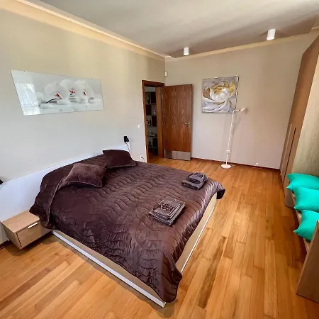 Location ! Location ! Location ! Garden View Oak Appartement Sofia